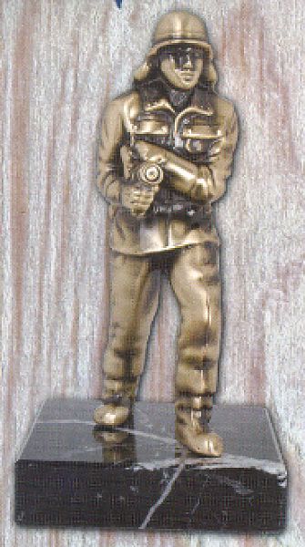 Feuerwehrmann auf Marmorsockel 24 cm