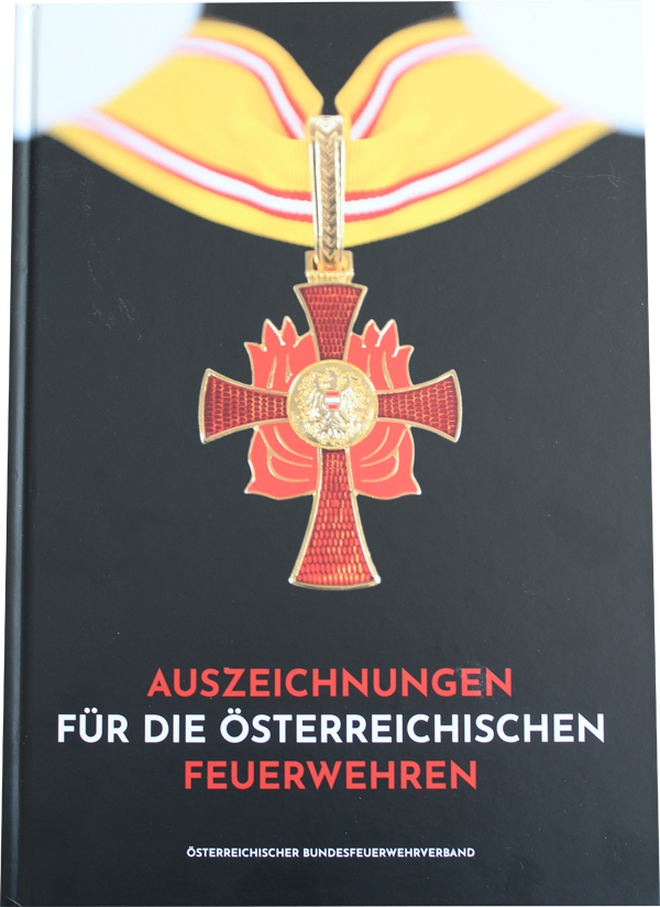 Uniformen - Helme - Orden / Ehrenzeichen