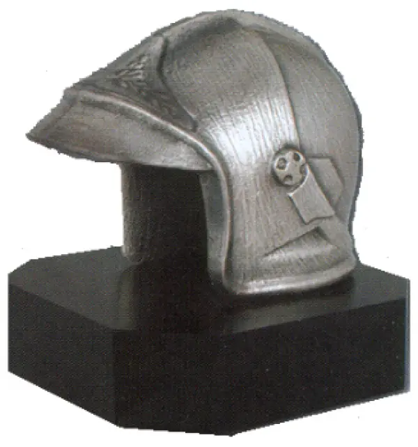 Helm auf Marmorsockel